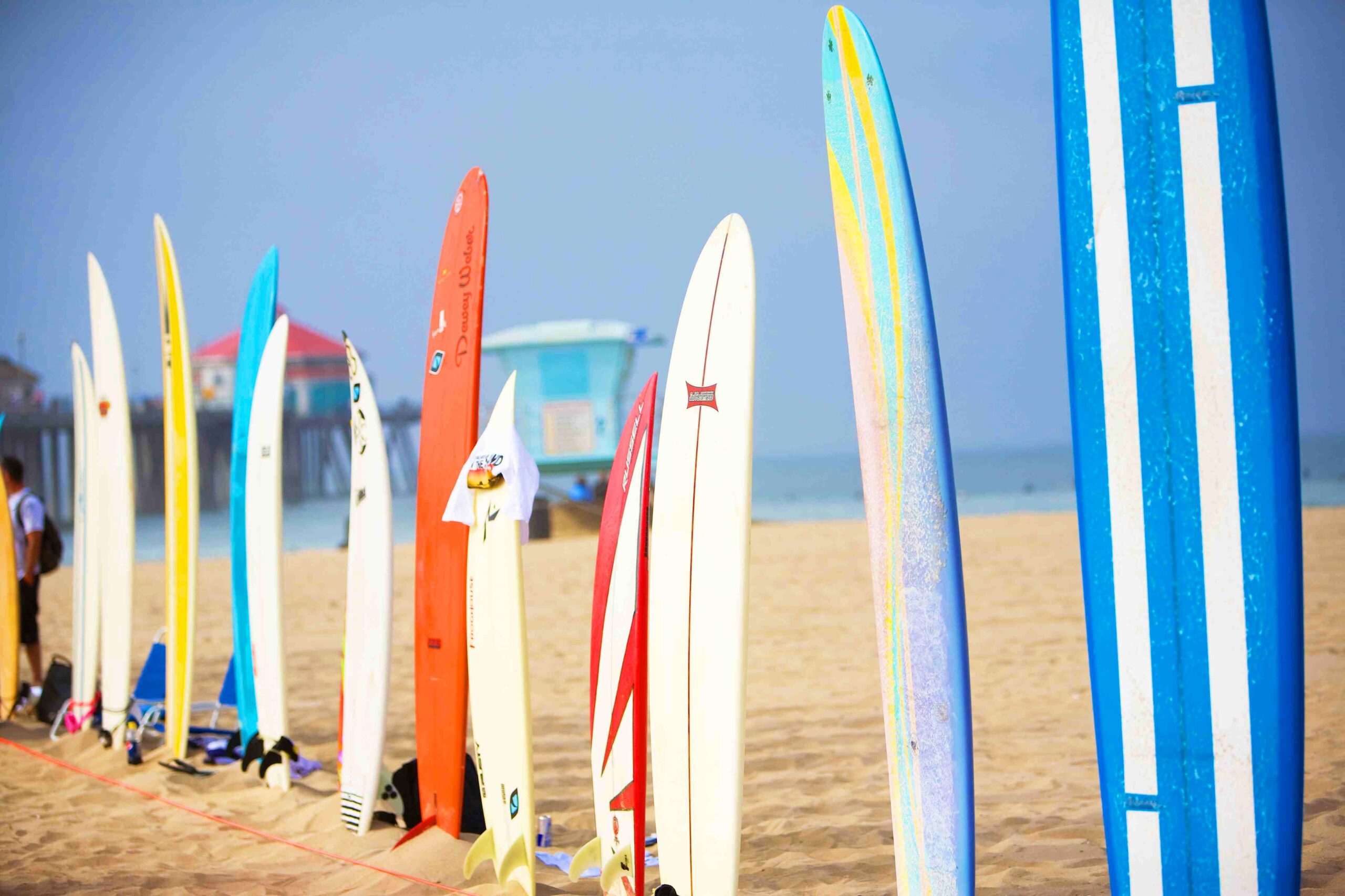 Board show. Доска для сёрфинга. Пляж для серфинга. Доска для сёрфинга на пляже. Доска для серфинга в песке.